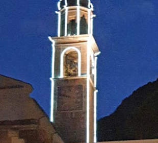 Kirchturm beleuchtet