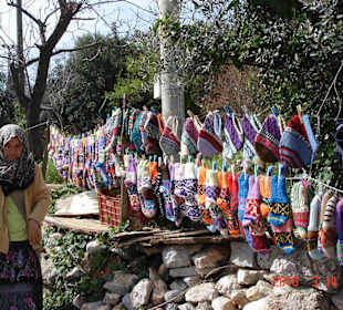 Einheimische Handarbeiten entlang des Burgweges