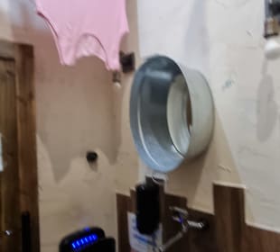 Auf der Damentoilette