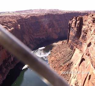 Fluss nach der Staumauer