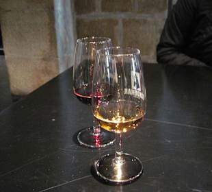 Weißer und roter Portwein zur Probe