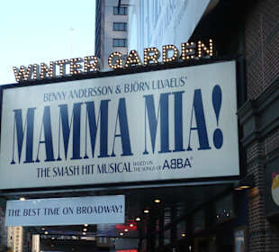 Eingangsbereich am Tag