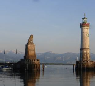 Die Lindauer Hafeneinfahrt mit Löwe und Leuchtturm