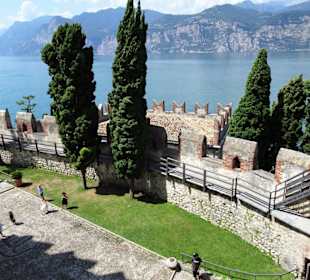 Blick auf die untere Ebene der Burg