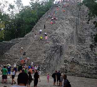 Blick zur Pyramide in Coba