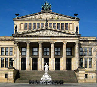 Konzerthaus mit Schiller Denkmal
