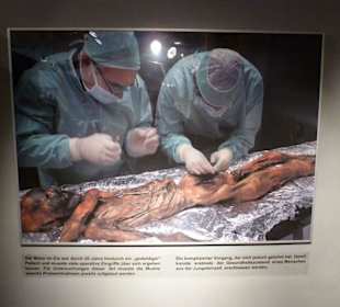  Wissenschaftler untersuchen Ötzi - Ötzidorf