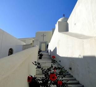 Fira. Droga prowadząca do kościoła katolickiego.