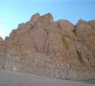 Monumente in Fels gehauen