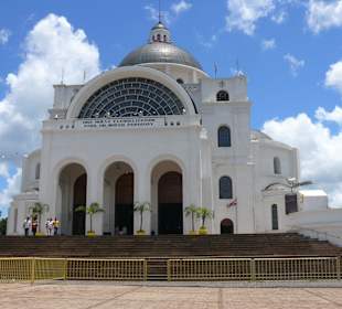 Vorderansicht der Basilika