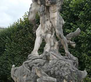 Figurengruppe beim Vier-Elemente-Brunnen