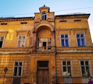 Sehr alte aber Renovierungsbedürftig