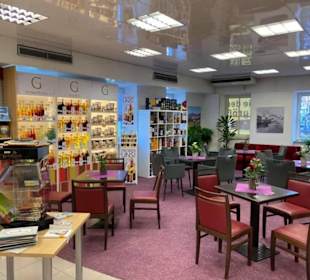 Gourmet- und Feinkostabteilung sowie Cafe