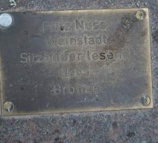 Skulptur „Sitzender lesend“