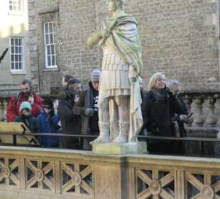 Una statua sulla terraza