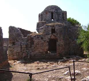 Kapelle mit Gräbern davor