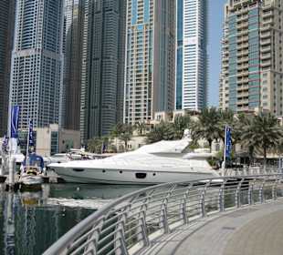 Blick auf Marina mit Yachten