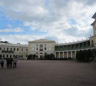 Größerer Überblick über den Vorplatz