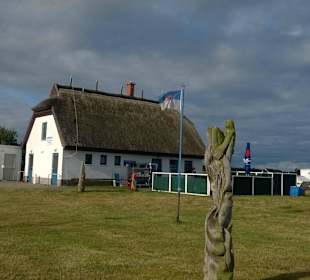 Hafenkontor Neuendorf (mit der "Einkaufsquelle")