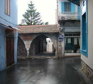 Gasse zur Kirche mit Hoteleingang