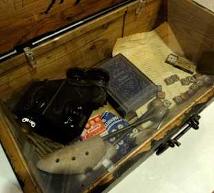 Flüchtlingskoffer eines kleinen Mädchens