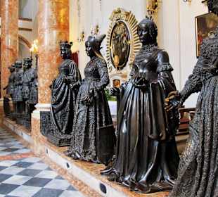 Innsbruck - Hofkirche - Bronzestatuen