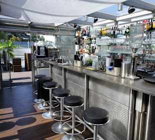 Blick in den Innenraum der Salzach-Insel-Bar