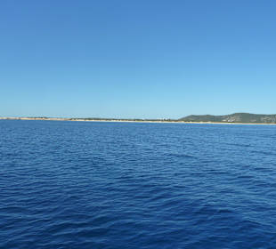 Blick vom Boot auf den Platja Cavalett