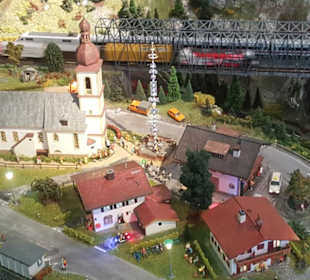 Kleines Dorf mit Autos