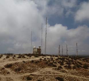 Viele Antennen auf dem Berg der Kasbah
