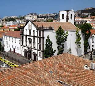 Blick vom Rathausturm auf die Kirche