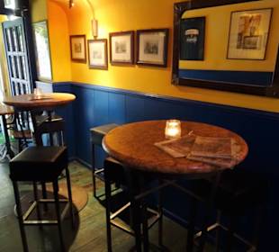 Blick in den Gastraum der Vagabondo Bar