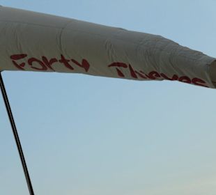 Am Strand die Fahne nach dem Wind