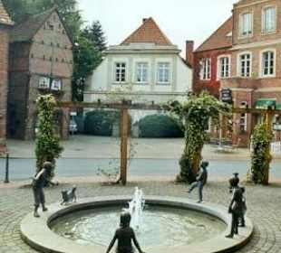 Spielende Kinder am Dorfbrunnen in Legden