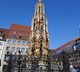 Blick vom Hauptmarkt auf den Schönen Brunnen