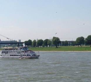 Sicht von der großen Treppe an der Uferpromenade