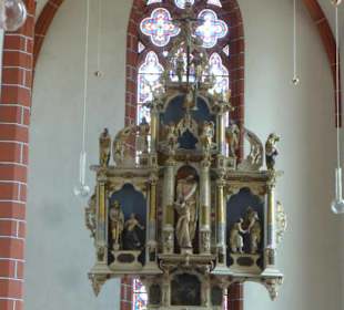 Der geschnitzte Hochaltar in der Kirche St. Afra