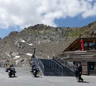Parkplatz und Aufgang zur Terrasse