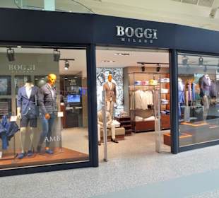 Geschäfte im Terminal des Flughafens von Olbia