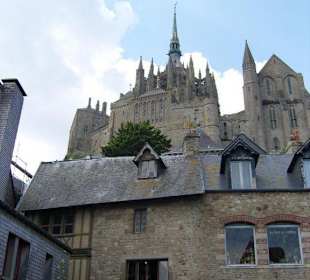 Blick von der äusseren Mauer auf die Kirche