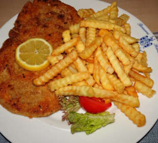 Schnitzel mit Pommes frites im Gasthof Reblitz