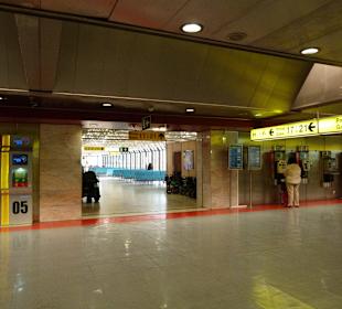 Terminal 1: Weg zu & an den Gates entlang