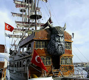 Vikinger Schiff im Hafen von Alanya