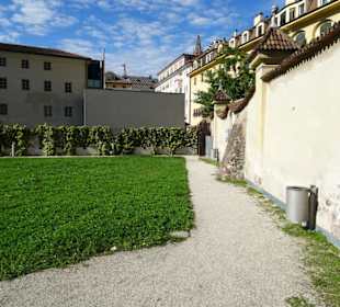 Die umgebende Mauer des Kapuzinergartens