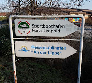 Wohnmobilparkplatz , hier geht es entlang