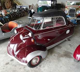 In der Haupthalle des Jesada Fahrzeug Museums