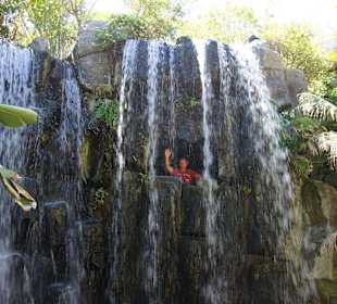 Schöner künslicher Wasserfall