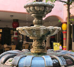 Der Hundertwasser Brunnen in der Grünen Zitadelle