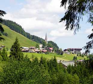Blick auf Mittelberg / Kirche