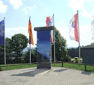 Stück der Berliner Mauer am "Blauen Haus"